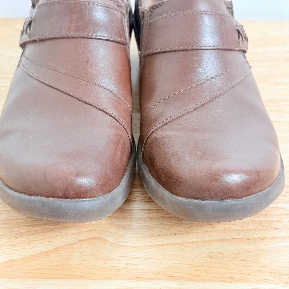 Clarks Collection Loafers 8.5 Brown Leather Slip On Wedge Career Minimalist